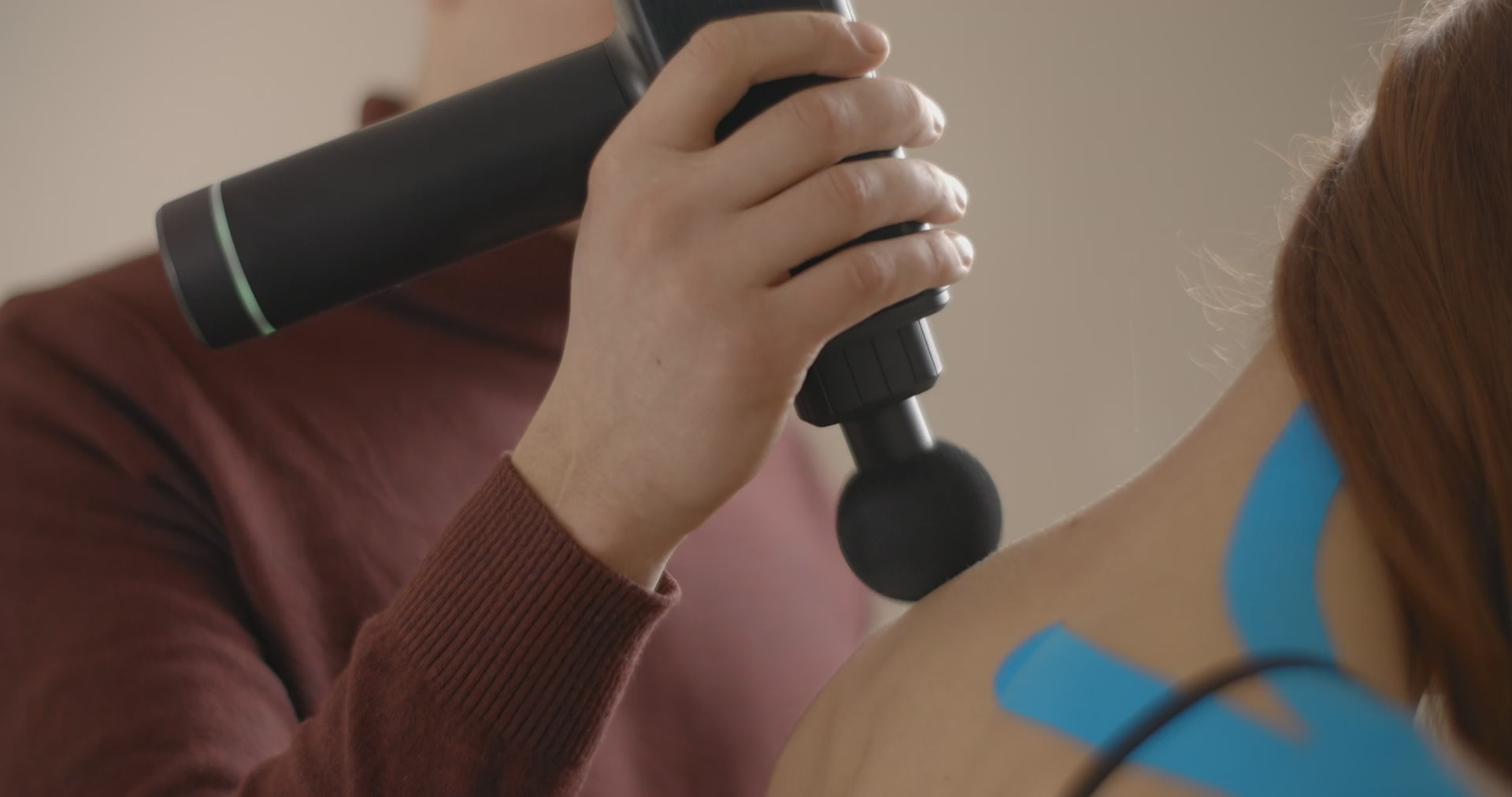 Charger la vidéo : Personne utilisant un pistolet de massage au niveau du cou